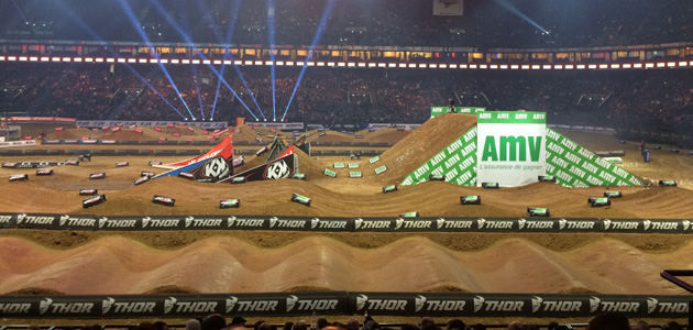 Un backflip Ã  deux sur une moto !