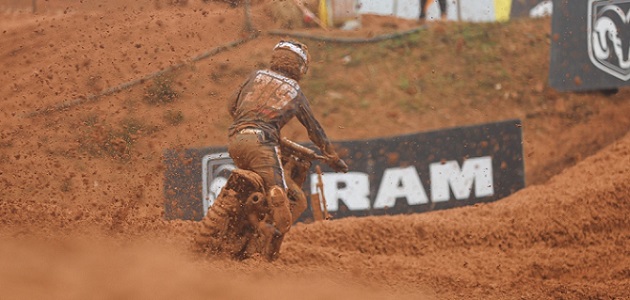 Quentin-Marc Prugnières dans la boue au Portugal